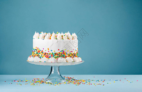 白生日蛋糕蓝色背景上涂背景图片