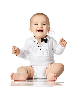 孤月山城个月大的婴儿男婴坐在白色的衬衫和黑色的领带快乐微笑孤背景