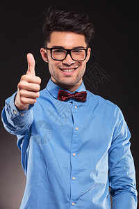 戴眼镜的快乐时尚男人竖起大拇指ok的手势图片