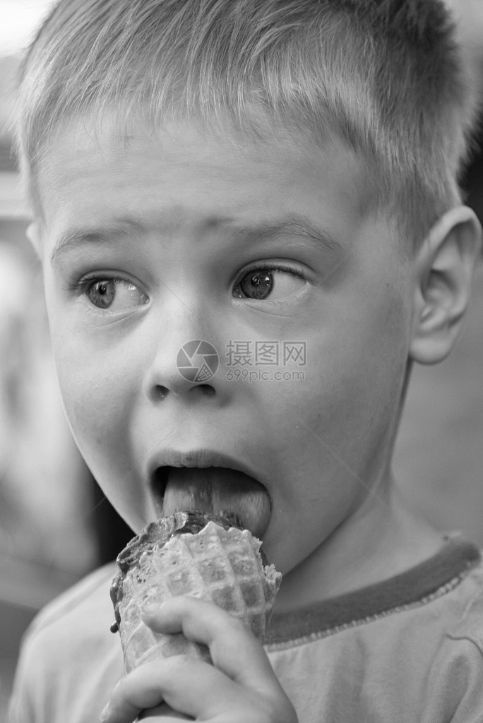 夏天在甜锥中吃冰淇淋的图片