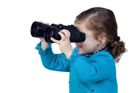 可爱的女婴透过望远镜看望白色背景所孤立图片
