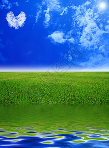 云心在天上，碧绿田野，蓝天湖水图片