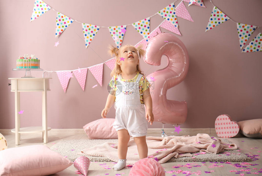 二岁生日派对上房间装饰