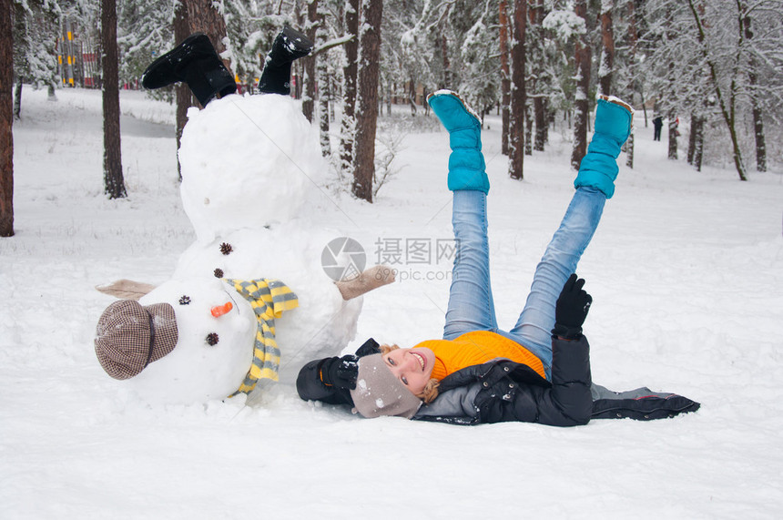 有趣的女人与变身的雪人合影