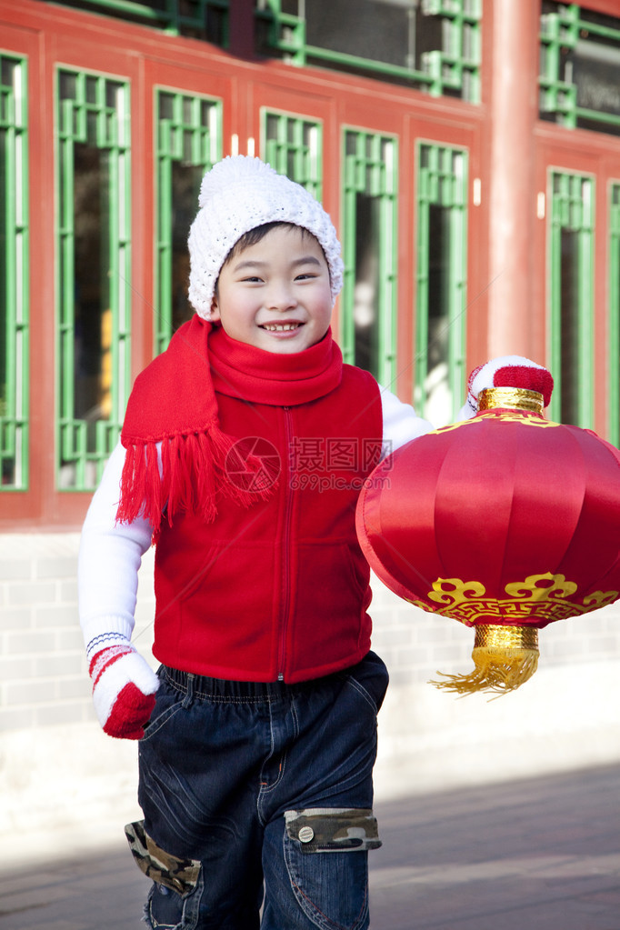 院子里拿着红灯笼的男孩图片