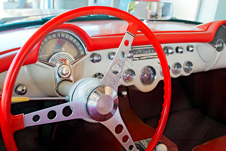 老爷车的红色轮子和仪表板图片