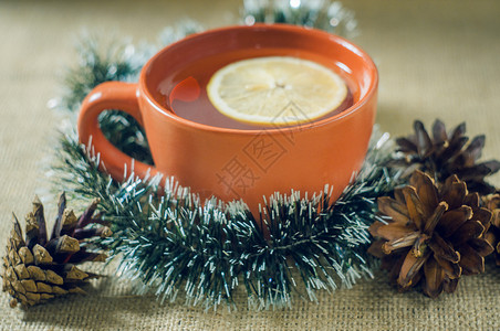 圣诞茶和柠檬在图片