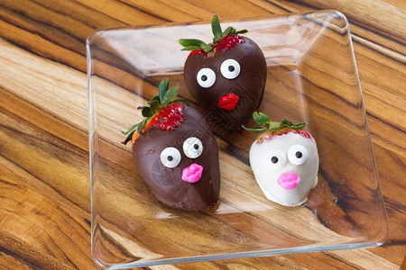 巧克力覆盖的草莓上面部表情有不同图片