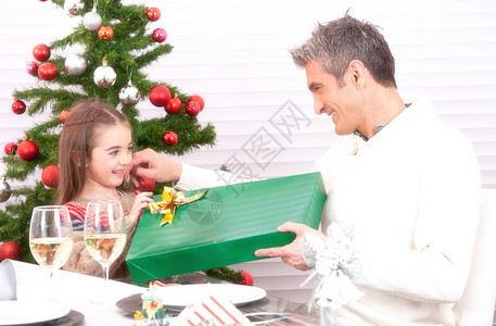 孩子接受父亲的礼物圣诞节的概念图片