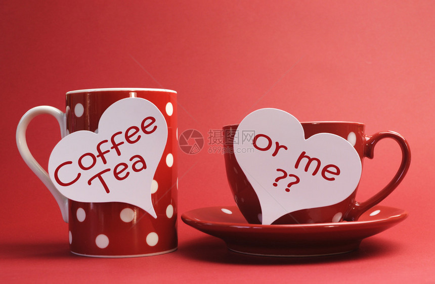 红圆点杯茶杯和茶碟图片