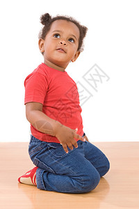 可爱的非洲婴儿跪在木地板上图片