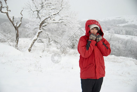 雪地森林里漂亮的冬日女孩图片