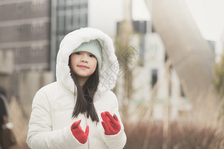 下雪天街道上享受的女孩图片