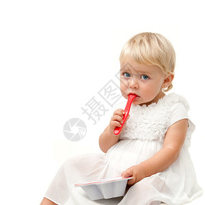 蓝眼睛女婴坐在红色勺子和无聊的脸容表情上背景图片