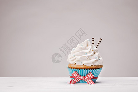 蛋糕加香草奶油冰淇淋在图片
