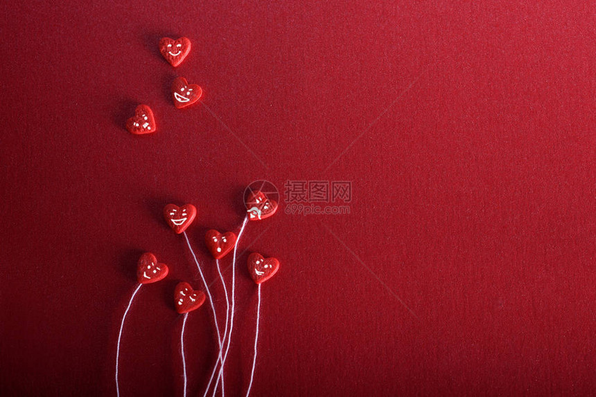 红色背景上带着微笑的浪漫心情人节的概念关于爱的装饰背景和卡片带线心图片