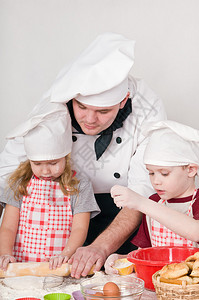厨师教孩子们做饭图片