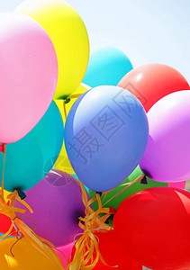 生日晚会的彩色气球背景在周日晚宴图片