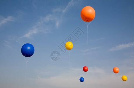 五彩的气球在蓝天上飞舞图片