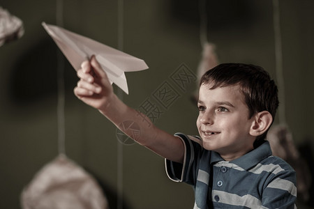 可爱的小孩玩纸飞机图片
