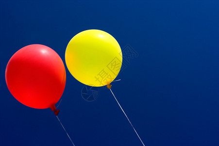 天空中的彩色气球背景图片