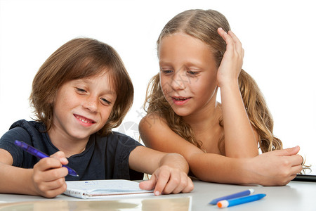 年幼的孩子一起做功课在书桌图片
