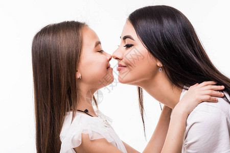 幸福的母亲和女儿上白色孤立的画像女儿亲吻母亲快乐的家庭母亲节快乐图片