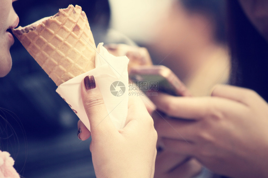 吃冰淇淋蛋筒的女人图片