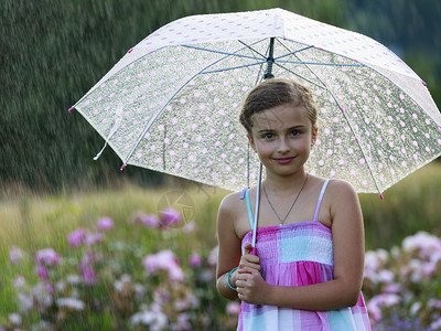 夏雨快乐的姑娘图片