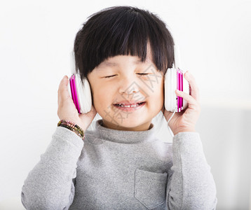 戴耳机听音乐的快乐小女孩图片
