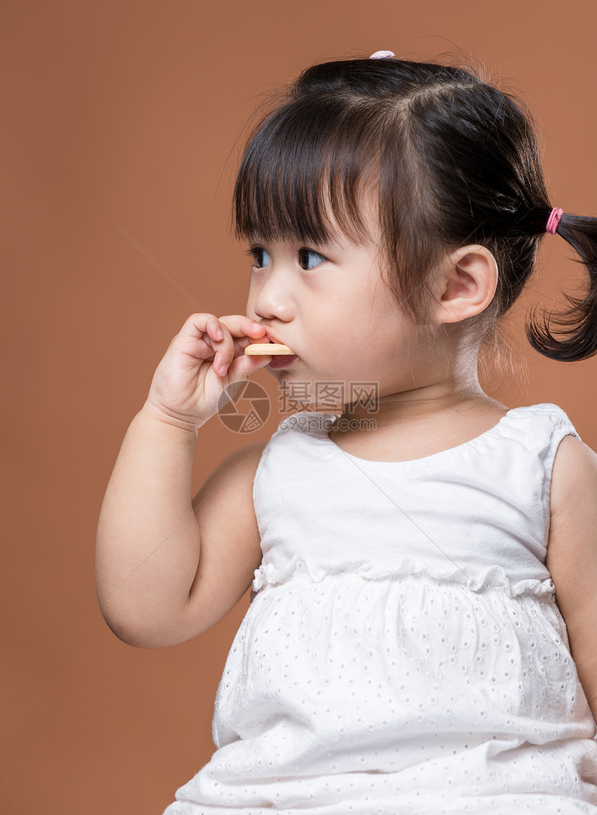 可爱的女孩吃饼干图片