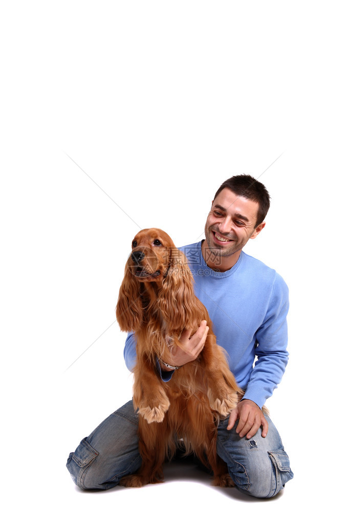 英俊的男人与狗在白色背景