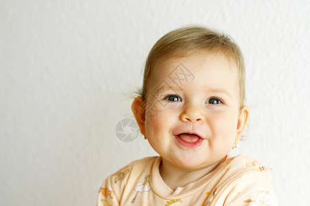 可爱的新生儿笑的肖像图片