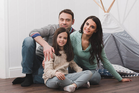 幸福父母和女儿的家庭肖像在家里图片