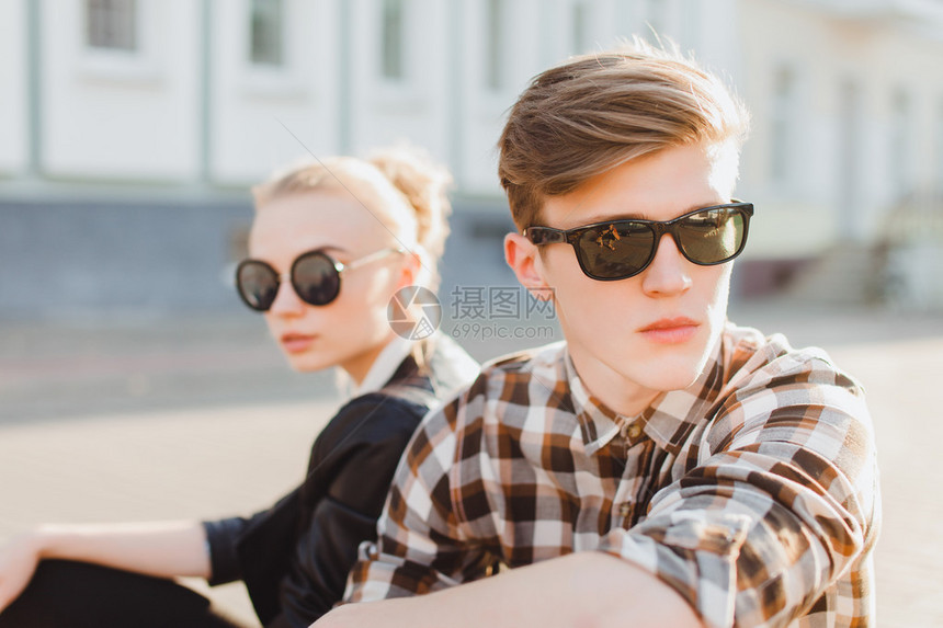 特写时尚肖像的年轻夫妇在城市街头摆在夏季风格的衣服复古太阳镜时尚夫妇在太阳镜时尚服装秋季衣服图片
