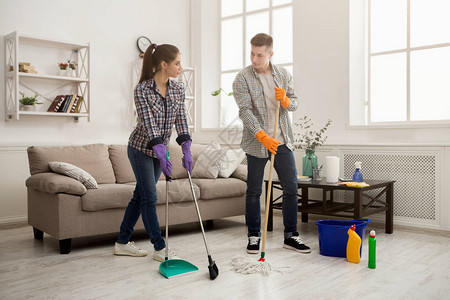 家庭主妇和她的丈夫一起打扫家里家政家庭清洁和清洁服务理图片