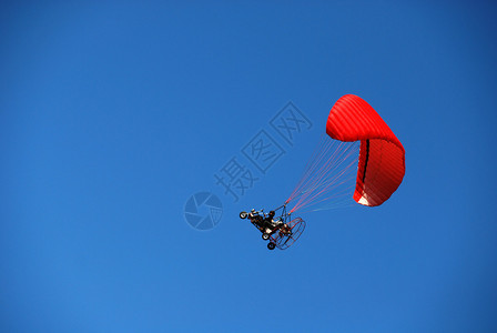 摩托滑翔伞与蓝天图片