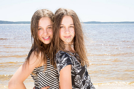 两位年轻美女的时装户外照片双姐图片