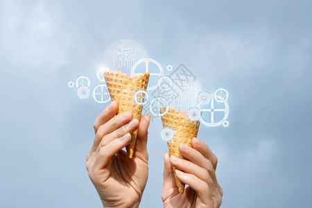在冰淇淋形式的创新技术革新的掌握之下在图片