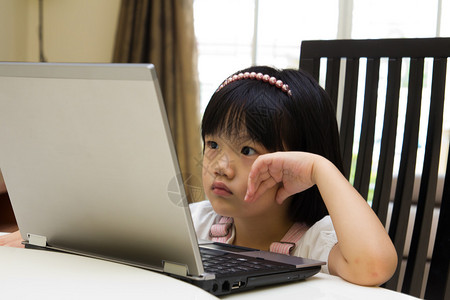 小女孩在玩电脑图片