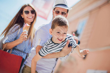 快乐的家庭户外购物和吃冰淇淋图片