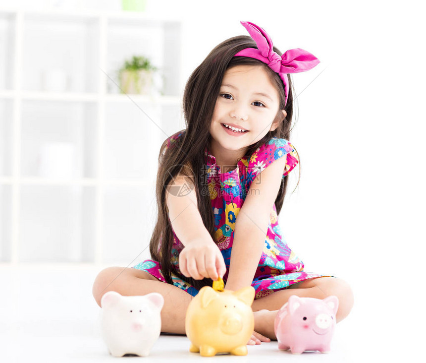 快乐的小女孩玩小猪禁令图片