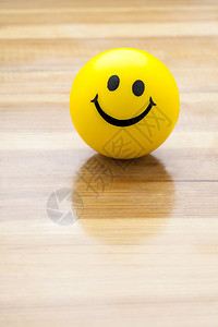 木地板上的笑脸球图片