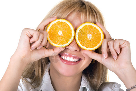 微笑的女孩手里拿着橘子图片