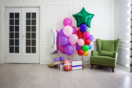 不同颜色的气球在白色房间图片