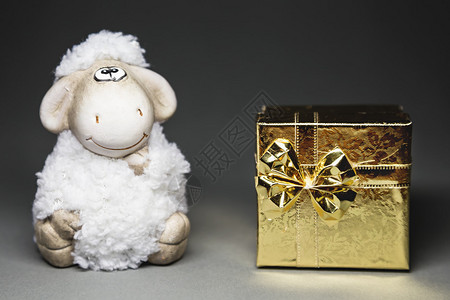 白羊玩具2015年的标志灰色背面有图片