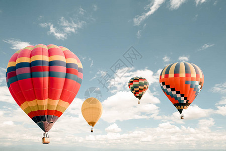 老式热气球在天空飞翔旅行和航空运输概念复古和复古滤镜效果风格泰图片