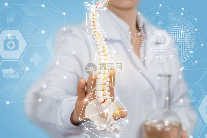 病人脊椎的药物治疗概念图片
