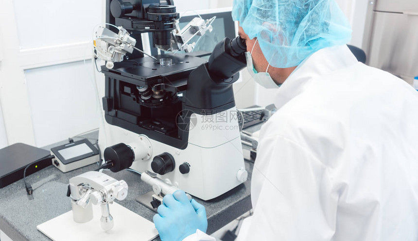 医生或科学家在生物技术实验室通图片
