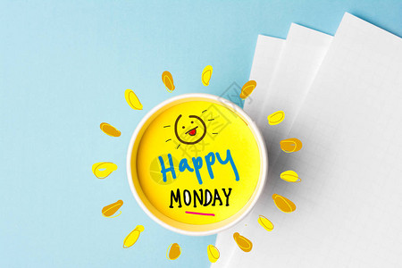 周一快乐的报价和蓝背景的咖啡杯背景图片